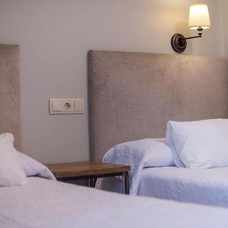 Logis Hotel Restaurante La Casa De Juansabeli 阿里纳斯·德·卡伯瑞勒斯 外观 照片