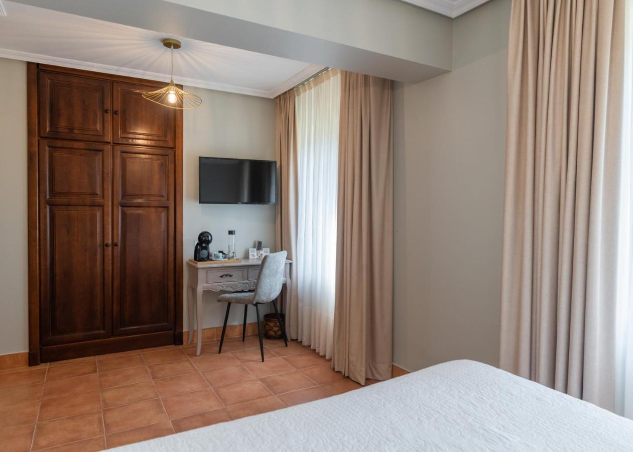 Logis Hotel Restaurante La Casa De Juansabeli 阿里纳斯·德·卡伯瑞勒斯 外观 照片