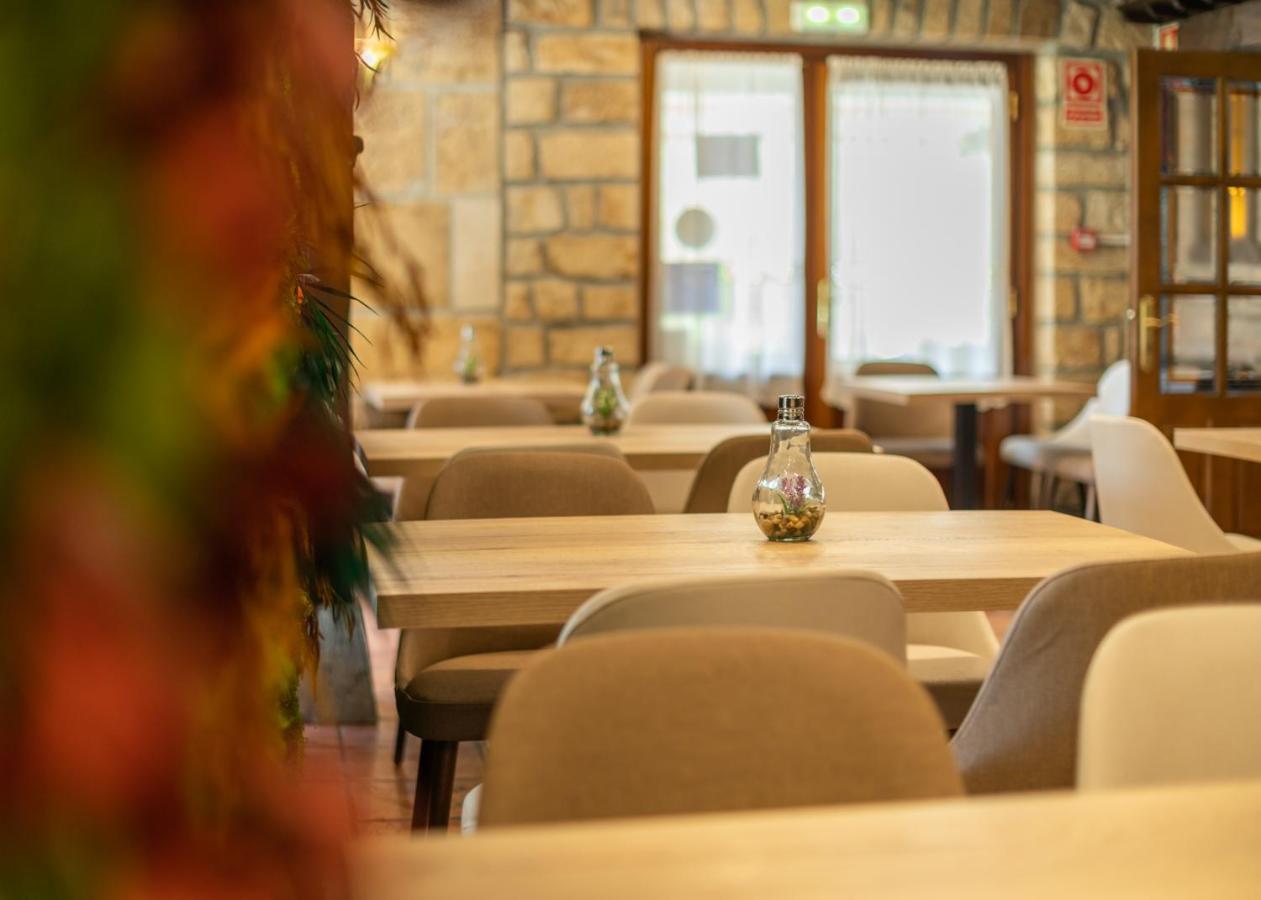 Logis Hotel Restaurante La Casa De Juansabeli 阿里纳斯·德·卡伯瑞勒斯 外观 照片